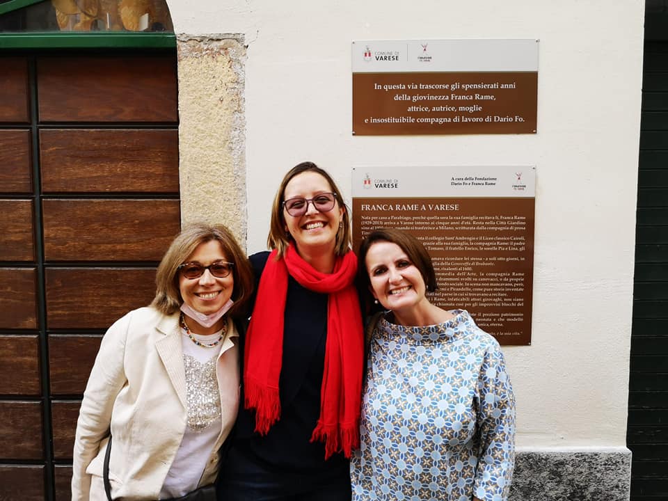 Mattea Fo insieme a Cristiana Castelli e Elena Girompini promotrici dell'iniziativa una targa per Franca Rame in via Frasconi a Varese