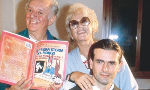 OTTOBRE 1993, MILANO, JACOPO FO PRESENTA IL SUO LIBRO "LA VERA STORIA DEL MONDO". AL SUO FIANCO I GENITORI DARIO FO E FRANCA RAME, CASA, FAMIGLIA, MADRE, PADRE, FIGLIO, ITALIA, ANNI 90, COLORE, 03-00027201